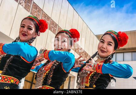 NUKUS, OUZBÉKISTAN - 6 mai 2019 : trois danseurs habillés traditionnellement à Nukus (Ouzbékistan) Banque D'Images