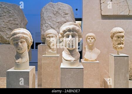 Collection de têtes en marbre, datant de la première et deuxième siècles de l'époque romaine. Exposé dans le musée de Malaga dans le Palacio de la Aduana Banque D'Images