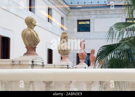 Affichage des bustes de diverses époques. Exposé dans le musée de Malaga dans le Palacio de la Aduana, Malaga, Costa del Sol, Málaga, Andalousie, province Banque D'Images