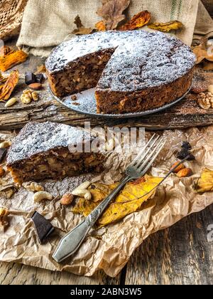 Gâteau d'automne avec les écrous sur une table en bois Banque D'Images