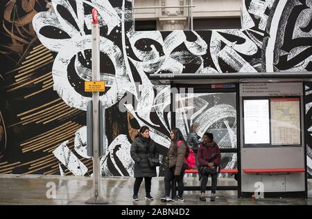 Dover Street Market, Londres, Royaume-Uni. 28 novembre 2019. En ligne sous embargo jusqu'à 0001 : 29/11/19, bon à imprimer demain. Une monumentale peinture murale extérieure 15e anniversaire nouveau créé par le célèbre artiste russe calligraffiti Pokras Lampas en collaboration avec l'emblématique marque de mode japonais comme des garçons (en collaboration avec l'Opera Gallery de Londres). L'un des plus célèbres artistes de calligraphie, Pokras Lampas a créé une fusion unique de graffitis et de calligraphie appelé "calligraffiti." Crédit : Malcolm Park/Alamy Live News. Banque D'Images