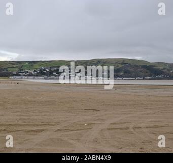 La ville d'Aberdyfi vus de estury Ynyslas Banque D'Images