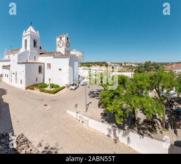 Largo da Misericordia carré avec l'Igreja de Santa Maria do Castelo, Tavira, Portugal Banque D'Images