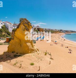 Rock solitaire à la Praia do Peneco, Albufeira, Portugal Banque D'Images