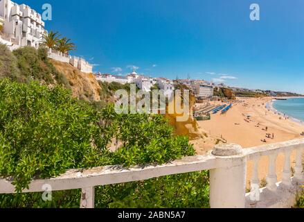 Rock solitaire à la Praia do Peneco, Albufeira, Portugal Banque D'Images