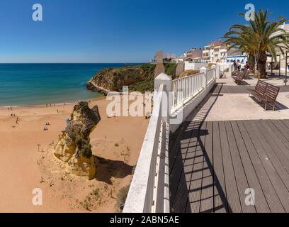 Rock solitaire à la Praia do Peneco, Albufeira, Portugal Banque D'Images