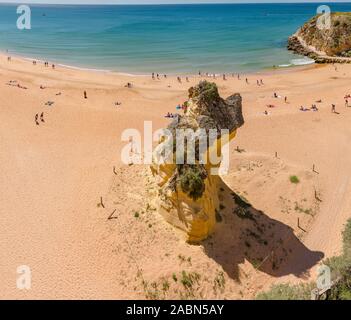 Rock solitaire à la Praia do Peneco, Albufeira, Portugal Banque D'Images