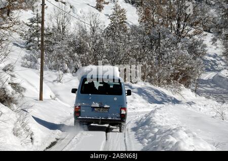 Voiture roulant sur la neige tassée ou route de campagne enneigée Blieux Alpes de Haute Provence Provence France Banque D'Images