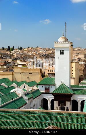 Vue sur la Mosquée de Kairaouine et université (f.859) des toits, toits, paysage urbain et toits de Fès ou Fez Maroc Banque D'Images