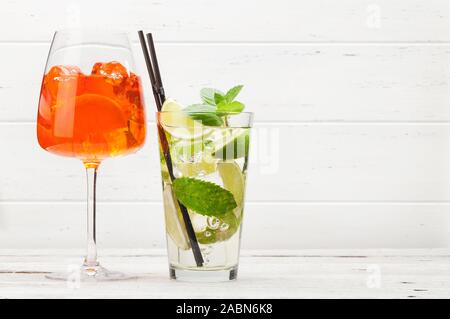 Deux verres à cocktail classique sur la table en bois. Aperol spritz et mojito. With copy space Banque D'Images