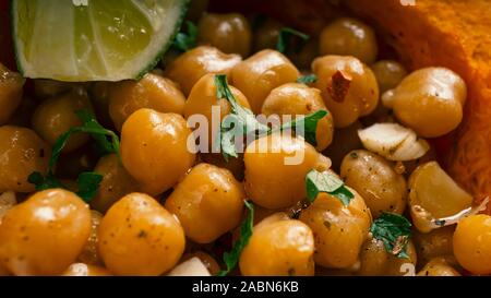 Préparation des repas, la patate douce, les pois chiches, le chou-fleur, épinards, pois chiches vegan curry, myfitnesspal Banque D'Images