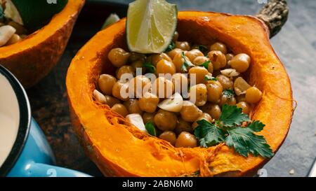 Salade de pois chiches, recettes, mijoteuse, aubergine, purée de potiron, curry en poudre, pâte de curry, la courge musquée Banque D'Images