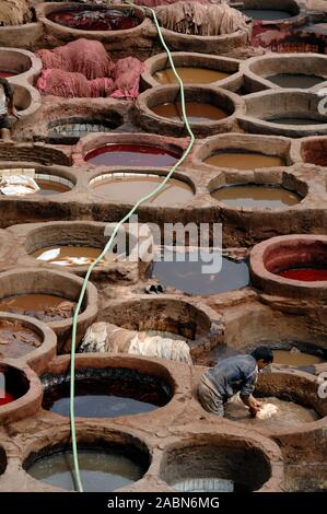 Vue sur la mort de la Tannerie Chouara des fosses ou des tanneries dans le quartier d'affaires à Fès Fès ou Fez Maroc Banque D'Images