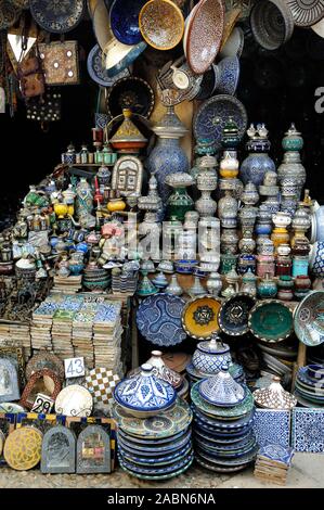 Céramique & poterie marocaine pour la vente sur stand dans le Souk de Fès ou henné Fes Maroc Banque D'Images