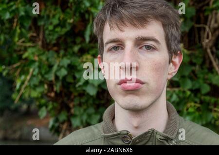 Portrait de plein air d'un beau jeune homme portant des vêtements décontractés. Vieilli en fin de son adolescence ou au début de la vingtaine. Banque D'Images