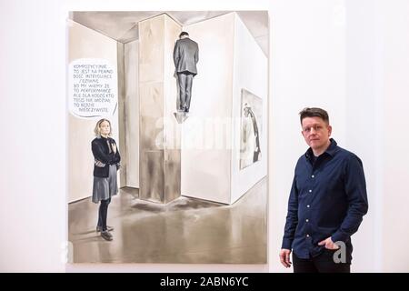 Londres, Royaume-Uni. 28 novembre 2019. L'artiste polonais Marcin Maciejowski pose avec son travail "il n'a certainement un assez curieux - étrange composition', 2019. Premier regard de 'Private view' par Marcin Maciejowski à la Galerie Thaddeus Ropac dans Mayfair. La première exposition de l'artiste Londres dispose de nouvelles grandes peintures et œuvres graphiques sur papier fusion comic-book et de traditions anciennes. Le spectacle s'exécute 28 novembre au 25 janvier 2020. Crédit : Stephen Chung / Alamy Live News Banque D'Images