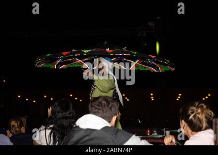 Tanoura danse exécutée au cours d'un Safari dans le désert Arabian Adventures dans le désert du Sahara, DUBAÏ, ÉMIRATS ARABES UNIS Banque D'Images