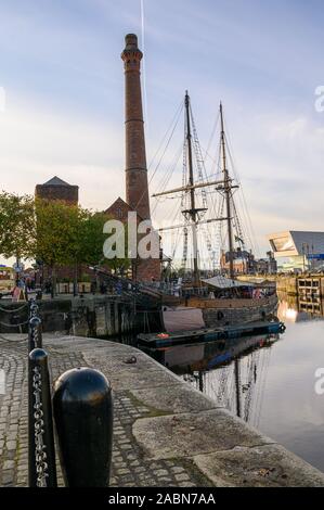 La station de pompage et d'un grand voilier à Canning Dock, Liverpool. Cadre du réaménagement de l'Albert Dock et des environs. Banque D'Images