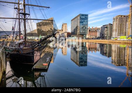 Tall Ship et immeubles de bureaux modernes entourant Canning Dock réaménagement à Liverpool. De beaux reflets dans l'eau sur une journée ensoleillée. Banque D'Images