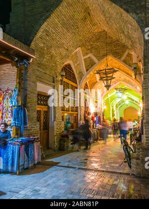 Boukhara, Ouzbékistan - Apr 30, 2019 : le soir de la rue ventes dans le centre historique de Boukhara, Ouzbékistan. Banque D'Images