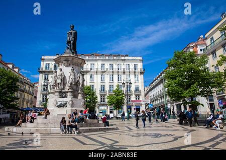 Lisbonne, PORTUGAL - Mai 2018 : les touristes et les habitants à la célèbre Place Luis de Camoes Banque D'Images