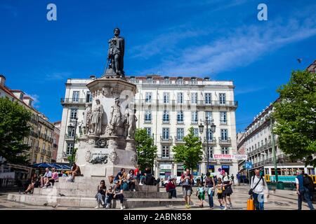 Lisbonne, PORTUGAL - Mai 2018 : les touristes et les habitants à la célèbre Place Luis de Camoes Banque D'Images