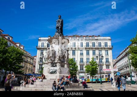 Lisbonne, PORTUGAL - Mai 2018 : les touristes et les habitants à la célèbre Place Luis de Camoes Banque D'Images