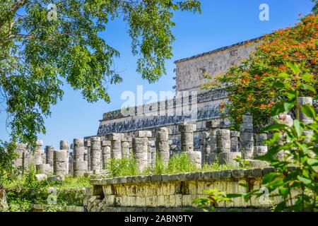 «Kriegertempel Templo de los Guerreros' mit der Halle der 1000 Säulen, Chichen Itza, Yucatan, Mexique Banque D'Images