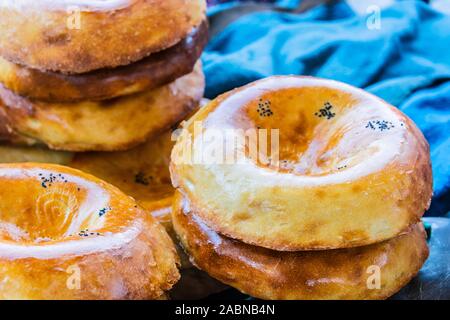 Tandir ou lepeshka non traditionnels, l'ouzbek pain vendu au bazar Siab à Samarkand, Ouzbékistan Banque D'Images