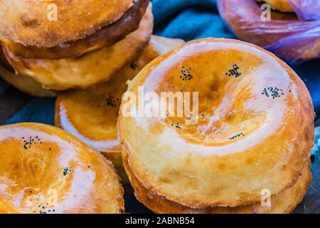 Tandir ou lepeshka non traditionnels, l'ouzbek pain vendu au bazar Siab à Samarkand, Ouzbékistan Banque D'Images