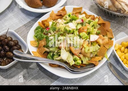 Salade Fatoush, Le Phoenicien Restaurant, Tyr (Liban) Banque D'Images