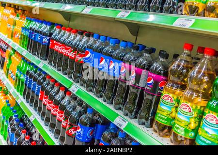 Tachkent, Ouzbékistan - 12 MAI 2019 : bouteilles de boissons gazeuses non alcoolisées populaires affichée sur l'étagère de supermarché Banque D'Images