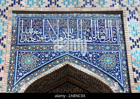 Carrelage islamique à Shahi Zinda Band à Samarkand Banque D'Images