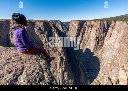 Belle femme faisant Handstands au Black Canyon of the Gunnison Banque D'Images