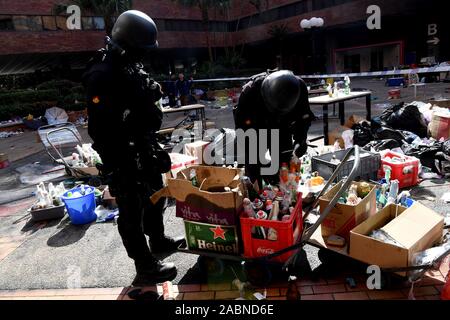 Hong Kong. 28 Nov, 2019. La poignée de policiers articles dangereux sur le campus de l'Université polytechnique de Hong Kong (PolyU) à Hong Kong, Chine du sud, le 28 novembre 2019. Pour aller avec la fonction 'Hong Kong : les policiers, les pompiers entrer PolyU pour enquête' Credit : Zhu Xiang/Xinhua/Alamy Live News Banque D'Images
