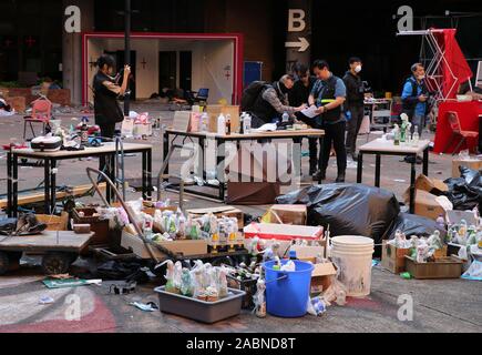 Hong Kong. 28 Nov, 2019. Les policiers de recueillir des preuves sur le campus de l'Université polytechnique de Hong Kong (PolyU) à Hong Kong, Chine du sud, le 28 novembre 2019. Pour aller avec la fonction 'Hong Kong : les policiers, les pompiers entrer PolyU pour enquête" Crédit : Li Zhen/Xinhua/Alamy Live News Banque D'Images