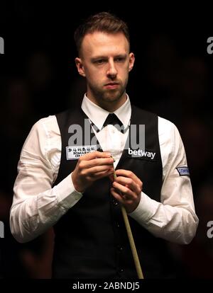 Judd Trump en action contre l'Amiri anime au cours de la troisième journée du Championnat du Royaume-Uni Betway au York Barbican. Banque D'Images