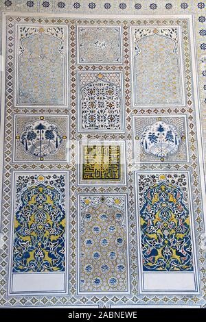 Murs peints de la mosquée Kok Gumbaz à Shahrisabz avec l'inspiration de l'Iran et l'Inde Banque D'Images