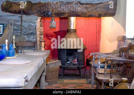 Poêle à bois à l'ancienne propriété dans Carmarthenshire, UK. Banque D'Images