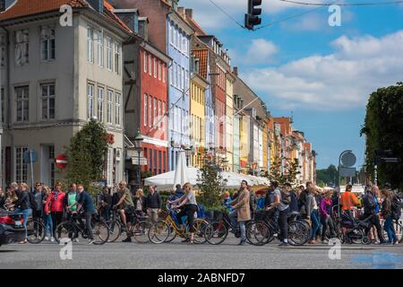 Rue de Copenhague, vue de cyclistes de faire une pause pour les feux de circulation sur la rue entre le port de Nyhavn et place Kongens Nytorv à Copenhague, Danemark. Banque D'Images