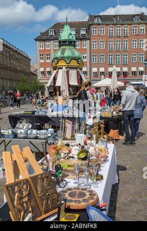 Copenhague, vue du marché des personnes regardant les éléments du marché aux puces le samedi s'est tenue à Kongens Nytorv, dans le centre de Copenhague, au Danemark. Banque D'Images