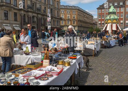 Marché de Copenhague, vue de gens étudient les éléments de la tenue du marché aux puces le samedi en place Kongens Nytorv dans le centre de Copenhague, au Danemark. Banque D'Images