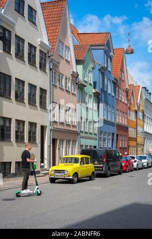 Maison du Danemark, vue de façades colorées typiques bordant une rue de la vieille ville Quartier Latin de Copenhague, Danemark. Banque D'Images