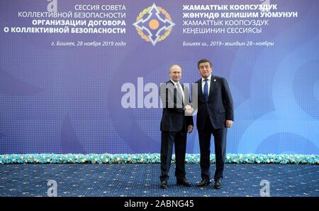 Bichkek, Kirghizistan. 28 Nov, 2019. Le président russe Vladimir Poutine, serre la main avec le Président kirghize Sooronbai Jeenbekov en dehors du lieu d'une réunion du Conseil de sécurité collective à Bichkek, Kirghizistan, le 28 novembre 2019. La Russie va travailler pour aider à l'Organisation du Traité de sécurité collective (OTSC) les pays membres à faire plus d'amis en promouvant la coopération avec les États et organisations internationales, le président russe Vladimir Poutine a dit ici le jeudi. Credit : Roman/Xinhua/Alamy Live News Banque D'Images