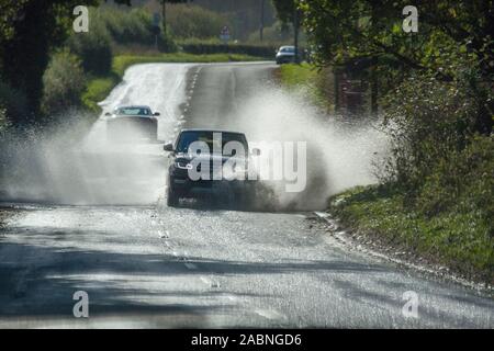 Personne conduisant voiture par route inondée dans la campagne du Cheshire, près de Knutsford après les fortes pluies de l'automne 2019 Banque D'Images