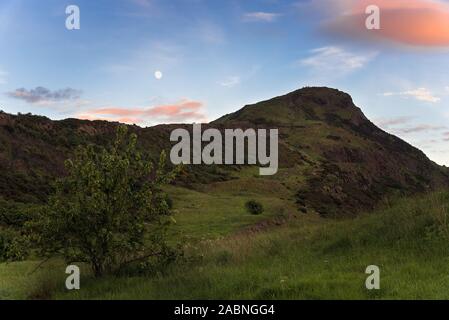 Arthur's seat à Holyrood Park dans le centre d'Édimbourg au crépuscule Banque D'Images