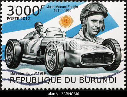 Le coureur automobile Juan Manuel Fangio sur stamp du Burundi Banque D'Images