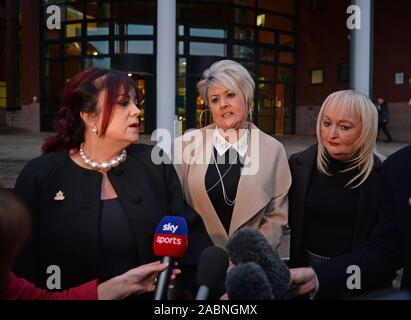 (De gauche à droite) Christine Burke femme victime de Henry Thomas Burke, Louise Brookes, soeur de victime Andrew Brookes et Jenni Hicks, dont les deux filles sont mortes à l'extérieur parlant Preston Crown Court après le procès de match Hillsborough le commandant David Duckenfield, qui a été déclaré non coupable de l'homicide involontaire coupable de négligence grave de 95 fans de Liverpool qui est décédé à l'1989 FA Cup demi-finale. Banque D'Images