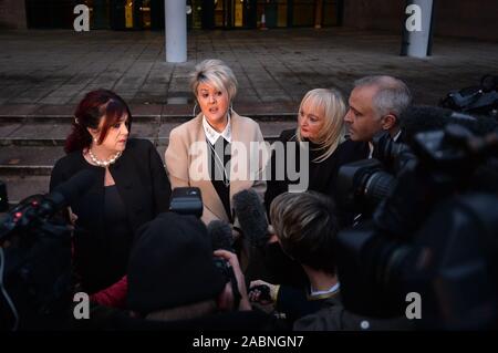 (De gauche à droite) Christine Burke l'épouse de la victime, Henry Thomas Burke Louise Brookes la soeur de victime Andrew Brookes et Jenni Hicks dont les deux filles sont mortes dans la catastrophe parler à l'extérieur à Preston Crown Court après le procès de match Hillsborough le commandant David Duckenfield, qui a été déclaré non coupable de l'homicide involontaire coupable de négligence grave de 95 fans de Liverpool qui est décédé à l'1989 FA Cup demi-finale. Banque D'Images