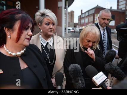 (De gauche à droite) Christine Burke l'épouse de la victime, Henry Thomas Burke Louise Brookes la soeur de victime Andrew Brookes et Jenni Hicks dont les deux filles sont mortes dans la catastrophe parler à l'extérieur à Preston Crown Court après le procès de match Hillsborough le commandant David Duckenfield, qui a été déclaré non coupable de l'homicide involontaire coupable de négligence grave de 95 fans de Liverpool qui est décédé à l'1989 FA Cup demi-finale. Banque D'Images